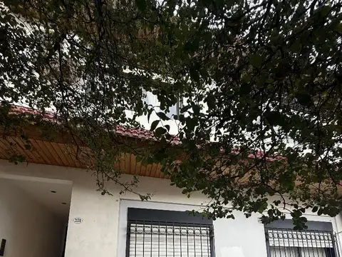 PH 2 amb, cocina americana, baño completo, habitacion con placard, patio con lavadero.