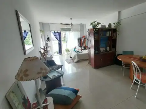 Excelente y amplio departamento monoambiente con balcón, divisible.