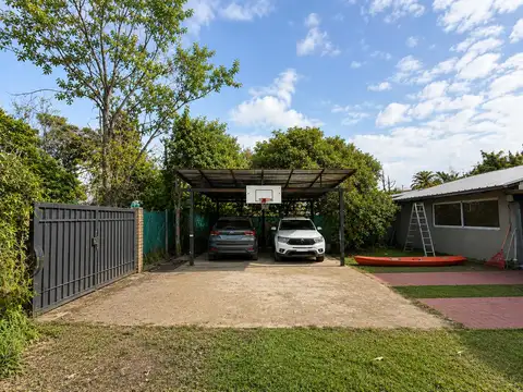 Casa 6 ambientes con 2 baños