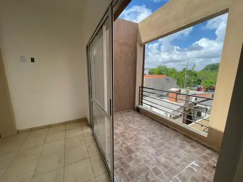 ALQUILER 2 AMBIENTES CON BALCÓN PRIMER PISO X ESCA