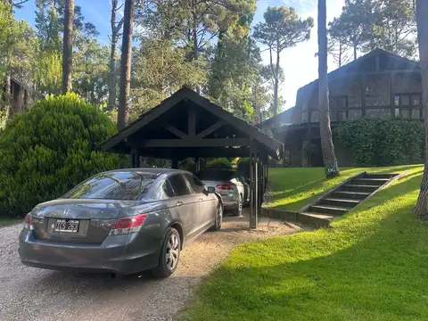 Casa en alquiler o venta en Cariló Coihue 400
