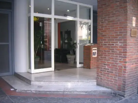 AMBIENTE MUY AMPLIO TIPO LOFT DIVIDIDO CON MUEBLES COMO 2 AMB - EDIF CON PISCINA - SOLAR- SEGURIDAD
