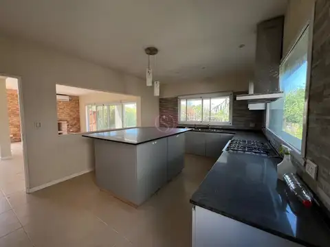 Casa 5 ambientes con 2 baños