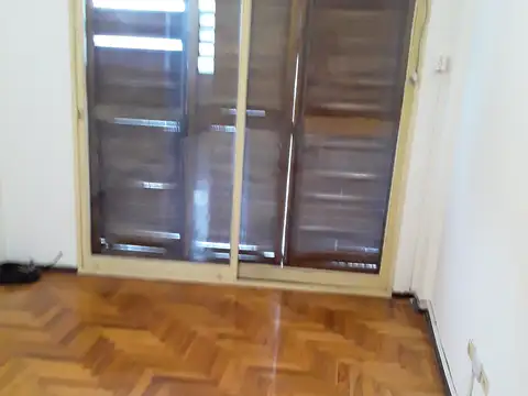 Monoambiente a la calle con balcon