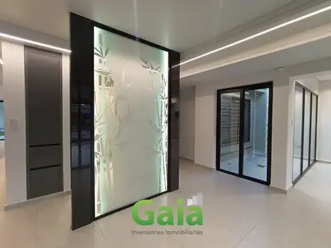 Casa en Alquiler con 2 cocheras