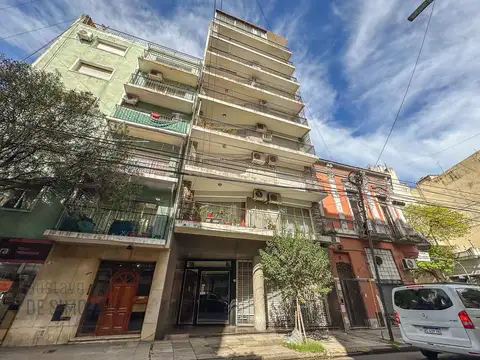 Venta / Departamento / Piso / 4 ambientes / Con dependencia / Con balcón corrido / en Balvanera