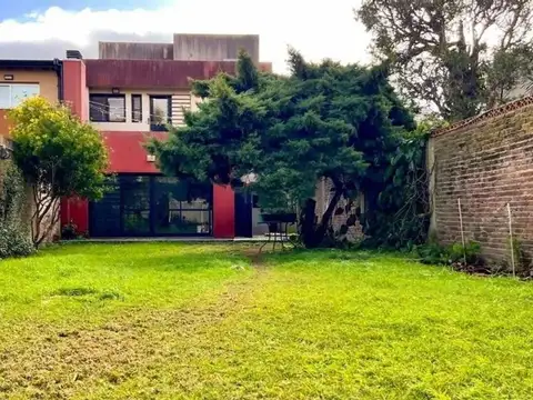 CASA DE 6 AMBIENTES GARAGE QUINCHO JARDIN QUILMES