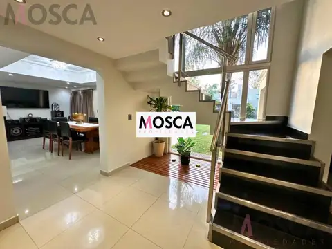 Casa en Venta con 5 cocheras