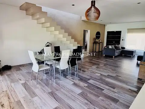 Casa 4 ambientes con 3 baños