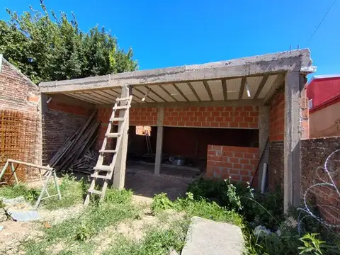 Lote en venta con construcción a terminar. Zarate, Buenos Aires.