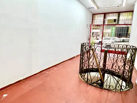 San Isidro Centro, Único Local de 3.2x9 con Sótano de 3.2x6. Muy Buena Vidriera. Cómodos Accesos