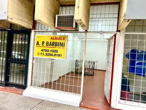 San Isidro Centro, Único Local de 3.2x9 con Sótano de 3.2x6. Muy Buena Vidriera. Cómodos Accesos