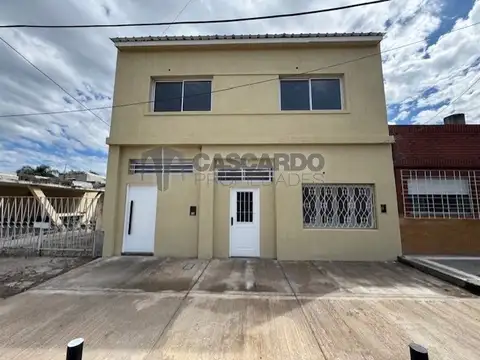 Alquiler PH de 3 ambientes planta baja en buen estado. No abona expensas.
