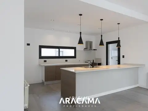 Casa 5 ambientes con 3 baños