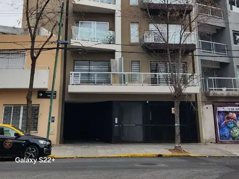 EXCELENTE MONOAMBIENTE al frente con balcón. A 100m Av. Triunvirato