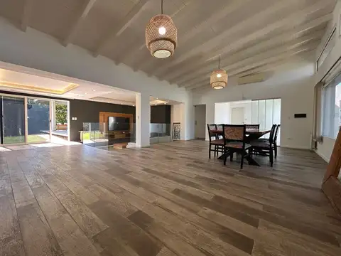 Casa en Venta con 2 cocheras