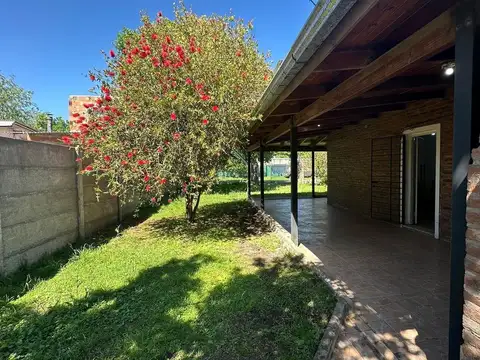 VENTA CASA 2 DORMITORIOS CON PILETA -  ROLDAN