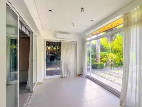 Casa en Alquiler con 3 cocheras