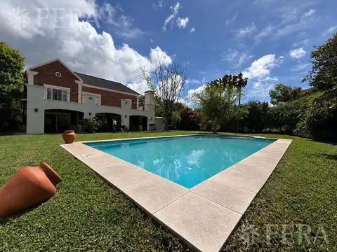 Venta Casa 5 ambientes con parrilla y piscina en Abril Club De Campo-Berazategui