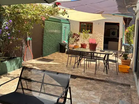 Casa 7 ambientes con 2 baños