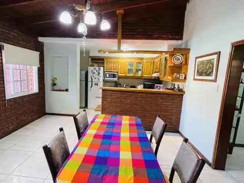 Casa 4 ambientes con 2 baños