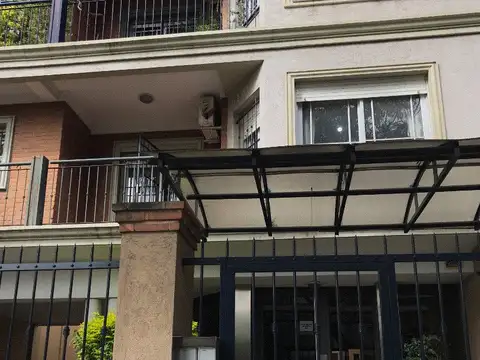 Amplio depto. 2 amb. con balcón y cochera