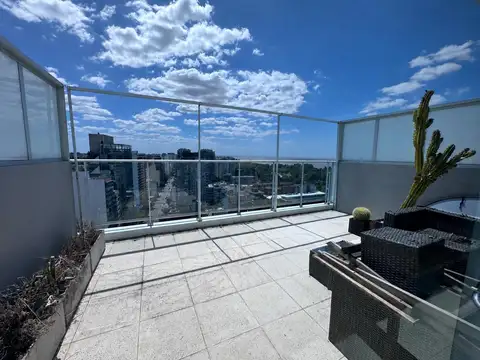 Penthouse en venta en edificio Wave con terraza y parrilla propia.