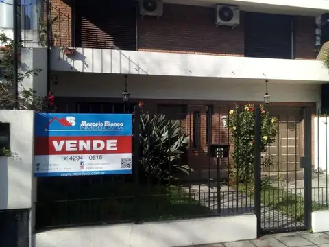 Casa 4 ambientes con 2 baños