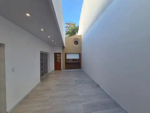 Casa en Alquiler con 2 cocheras
