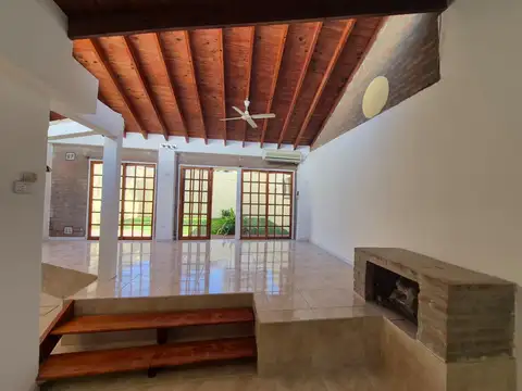 Hermosa casa 4 ambientes con patio, jardin y garage para 2 autos, apta profesional