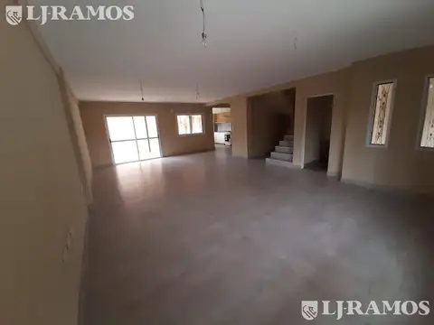 Casa 7 ambientes con 2 baños