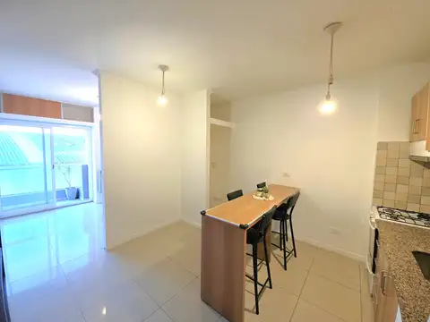 Monoambiente Funcional Dividido y con Balcón - Ideal Vivienda o Consultorio.