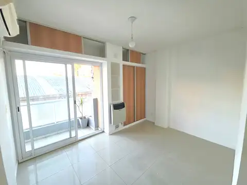 Monoambiente Funcional Dividido y con Balcón - Ideal Vivienda o Consultorio.