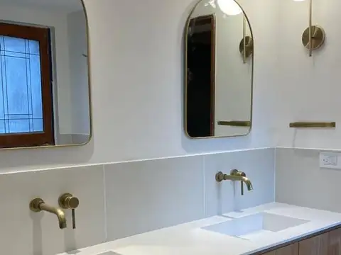 Casa en Alquiler con 2 cocheras
