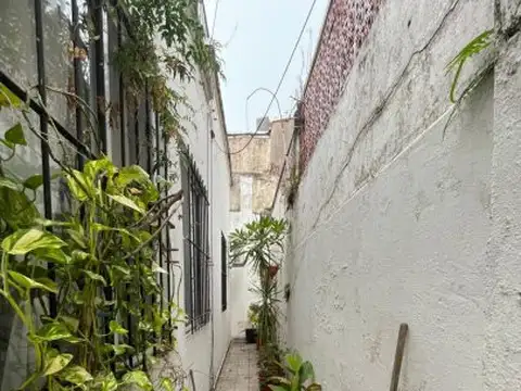 DEPARTAMENTO UNICO EN PASILLO. BARRIO HOSPITALES. DOS DORMITORIOS.