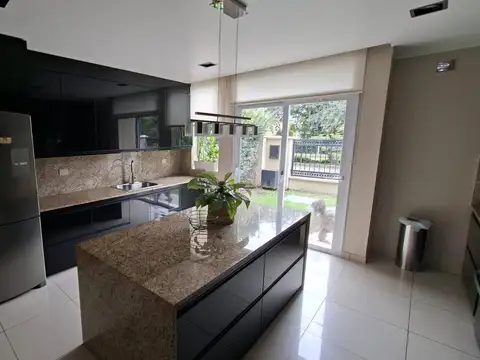Casa en Venta con 4 cocheras