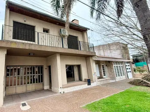 Casa 2 plantas y 5 dormitorios, centro de Crespo