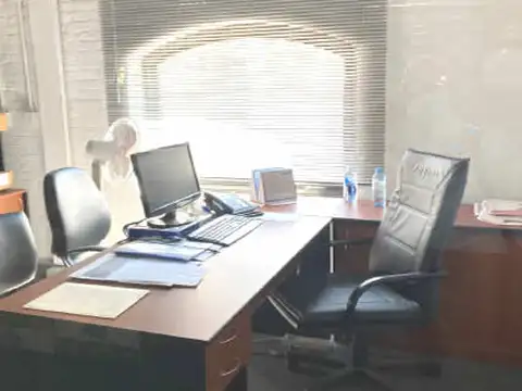 Oficina en Venta con 8 cocheras