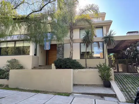 BARRIO PRIVADO DALVIAN. CASA DE CATEGORÍA