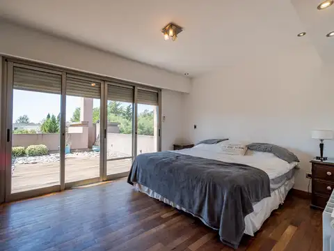 Casa 9 ambientes con 5 baños