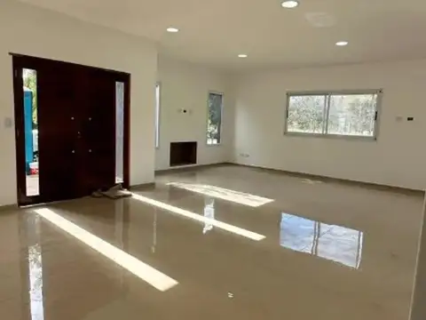 Casa 4 ambientes con 3 baños