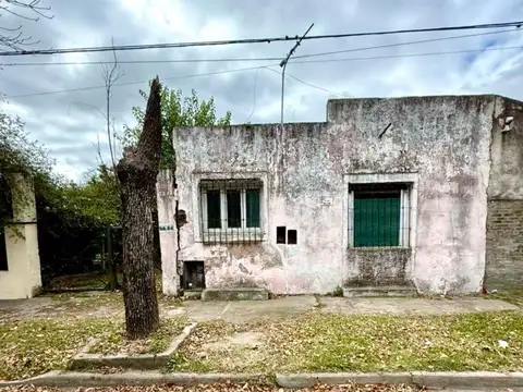 Se vende terreno de 395m2 con casa a reciclar, listo para escriturar en Luján centro.