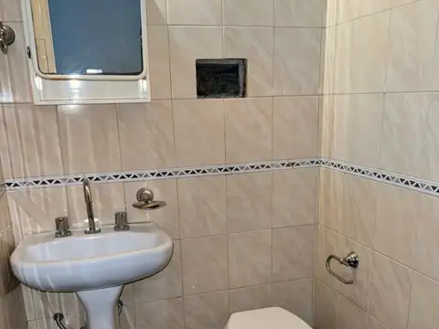 VENTA DE CASA DE 290M2 CUBIERTOS, SOBRE LOTE DE 10X31 ZONA DON BOSCO RAMOS MEJIA