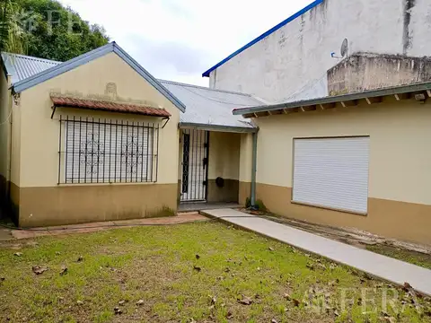 Venta casa 3 ambientes con jardín y cochera en Ezpeleta