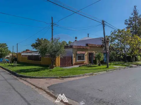Venta Casa en esquina 2 Dormitorios y apto. Pando