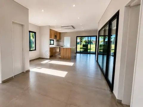 Casa en Venta en Pilar Del Este - Santa Sofia, USD 230.000