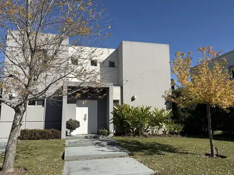 Alquiler anual de casa en dos plantas en barrio Los Alisos, Nordelta