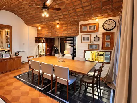 Casa en Alquiler con 2 cocheras