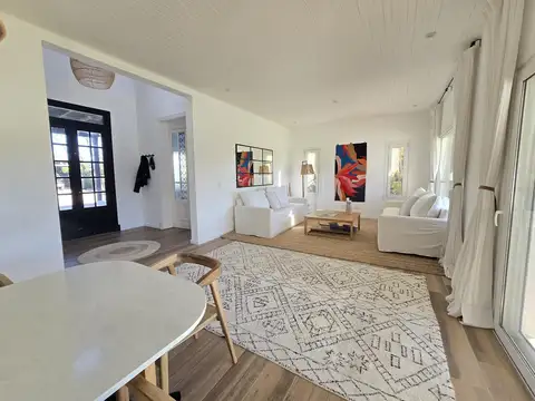 Casa 8 ambientes con 4 baños