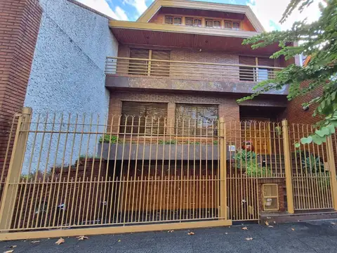 ESPECTACULAR CASA EN 4 PLANTAS  4 AMB. CON DEP. GARAGE 4 AUTOS JARDIN CON PILETA  lote 8,99x33,70